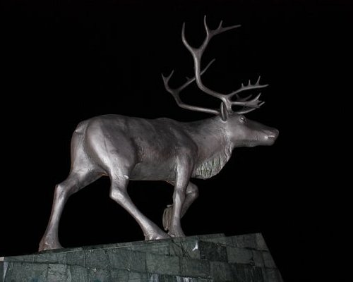 Скульптура северный олень. Скульптура Северный олень Салехард. Памятник оленю Салехард. Олень Салехард скульптура. Шешкин скульптор Северный олень.