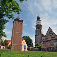 Roter Turm (links) mit Hauptkirche St. Marien (rechts)