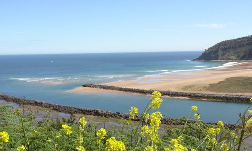 La playa de Rodiles es Monumento Natural y por su Ría llegó en bote de remos Carlos I a Villavic