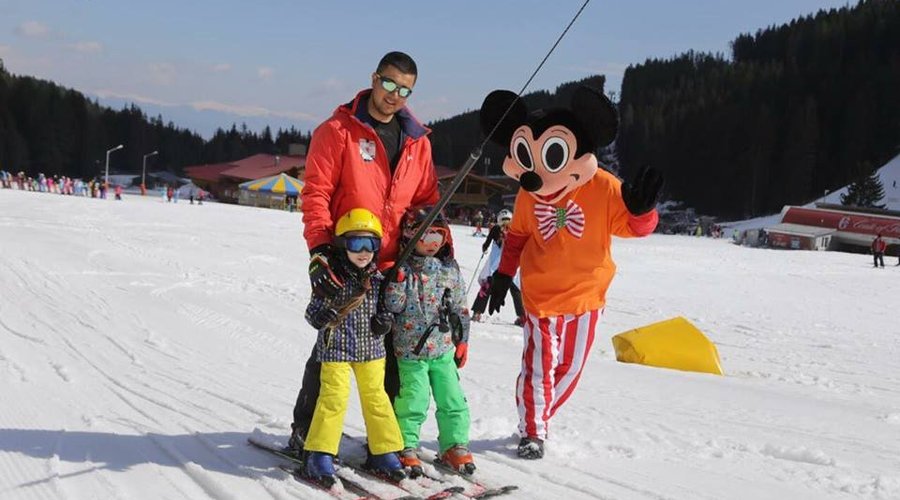 Ski Fun with George and Micky Mouse...