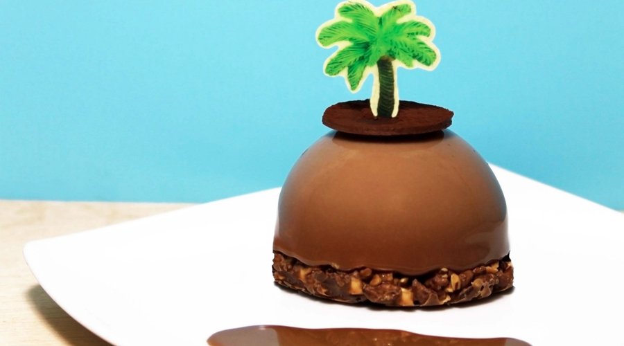 Bavaroise de avellana, cremoso de chocolate con leche, corazon de toffee y crujiente de avellana