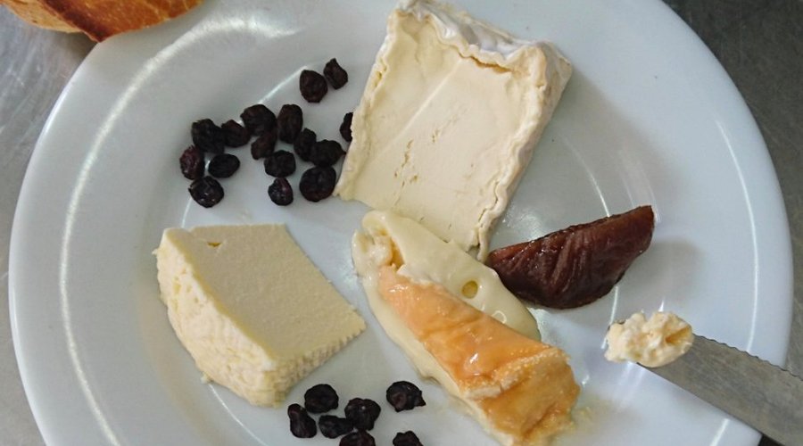 Assiette de 3 fromages de Bourgogne… manque un verre, d'Epineuil rouge peut-être?