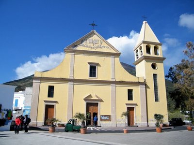 Stromboli or Russian roulette tourism