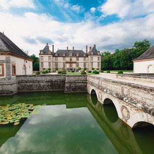 Le Château hôtel de Bourron entouré de douves en eaux vives, dans son parc de 42 hectares.