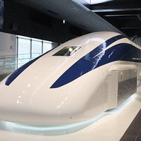 どきどきリニア館1階のシンボル展示車両「MLX01-2」です。2003年に当時の鉄道世界最高速度記録、時速581キロを達成した実際の車両です。