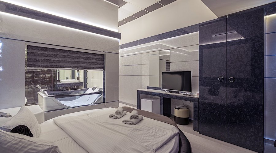 King Room & SPA/ Room and bathroom view
