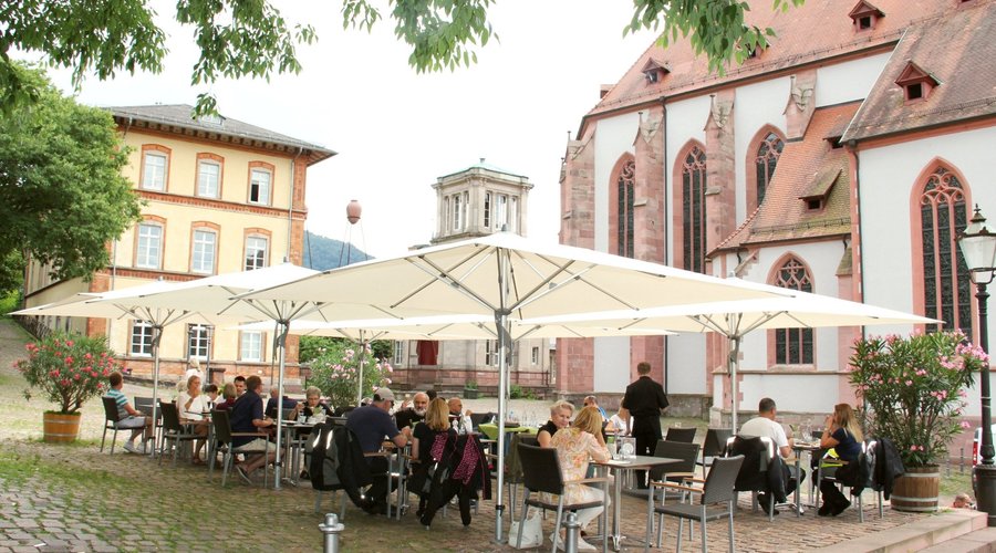 Blick von unserer Terrasse auf die Stiftskirche, das Friedrichsbad und den Merkur