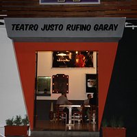 Entrada a la sala de teatro
