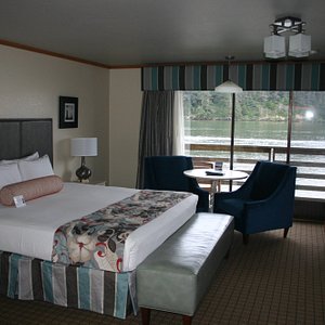 River Front Sparoom with 1 King Bed