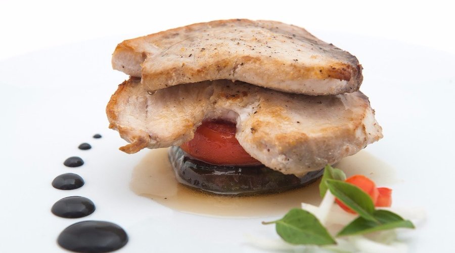 Filet de pescado azul grillé sobre verduras al hierro