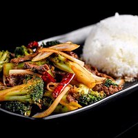 Home made vegetable eggroll , entrecôte with broccoli ,onion and dry pepper stir fried in soy an