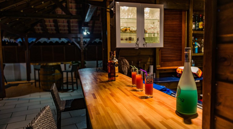 Bar en bord de piscine