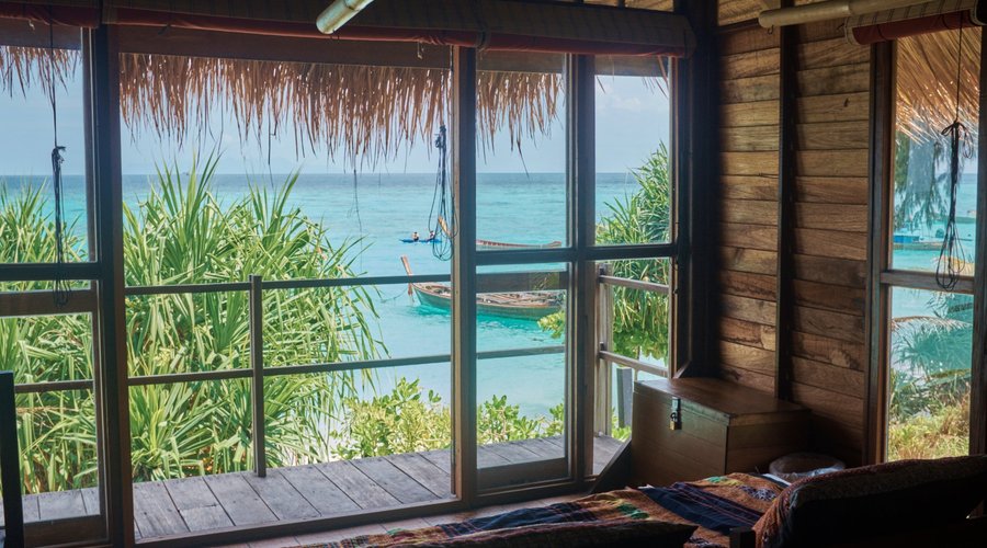 At Castaway Beach Resort the spirit of ‘The Beach’ is brought to life. Amid the beautiful settin