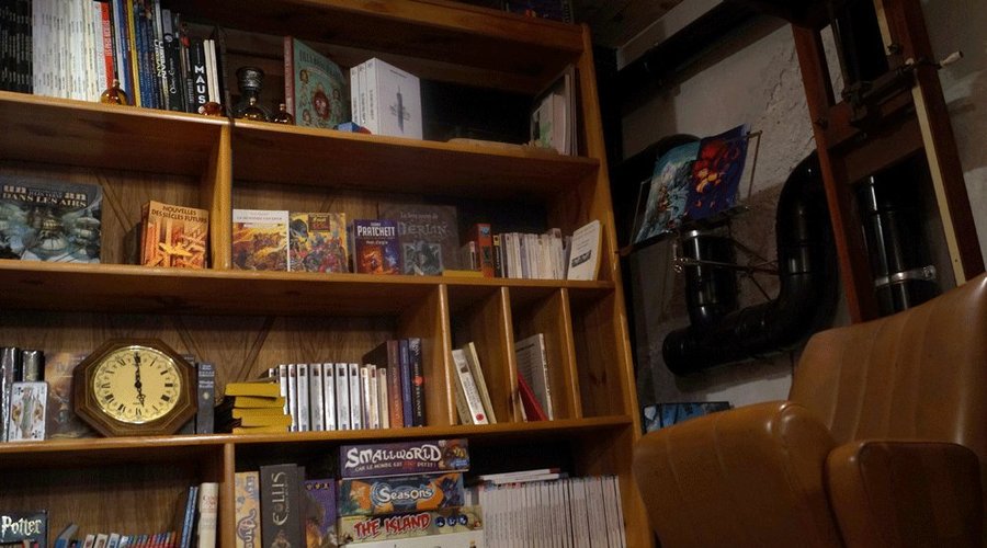 Photo d'archives - La bibliothèque des jeux et livres en accès libre, à ses débuts. Souvenirs.