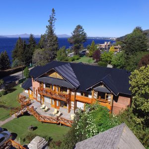 Apart hotel del arroyo, al fondo se ve el lago y la ciudad de Bariloche