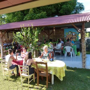 Hébergement touristique sur Tahiti - Bed & Breakfast avec accès direct : plage pk.18 Vaiava Beach et proche des spots de surf chambres individuelles, familiale et lit en dortoir (petit budget) petit déjeuner compris le matins dans une ambiance familiale et conviviale Acces à pied : supermarché, snacks, roulottes, restaurants, plage Activités au départ de la pension : 4x4 - cours de surf, paddle - plongée sous marine - excursions baleines - randonnée... Plage avec vue sur Moorea : sunset...