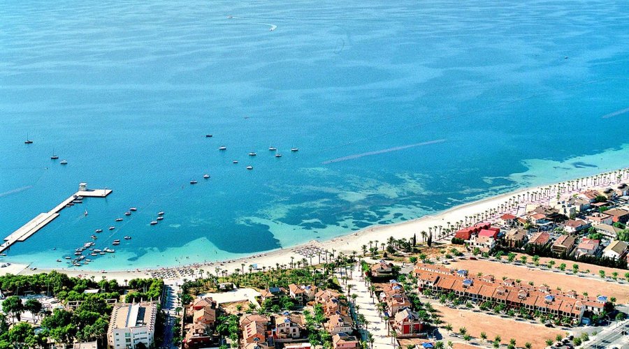 Vista aérea del hotel Costa Narejos y al fondo el Mar.