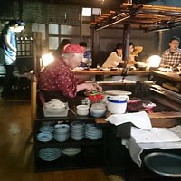 ご高齢の女性が焼いてます