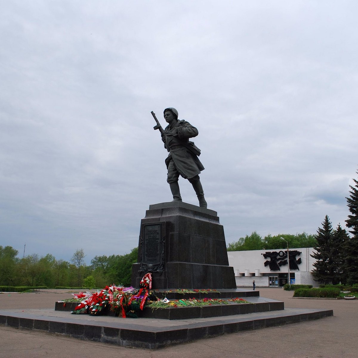 Памятник Матросова Великие Луки