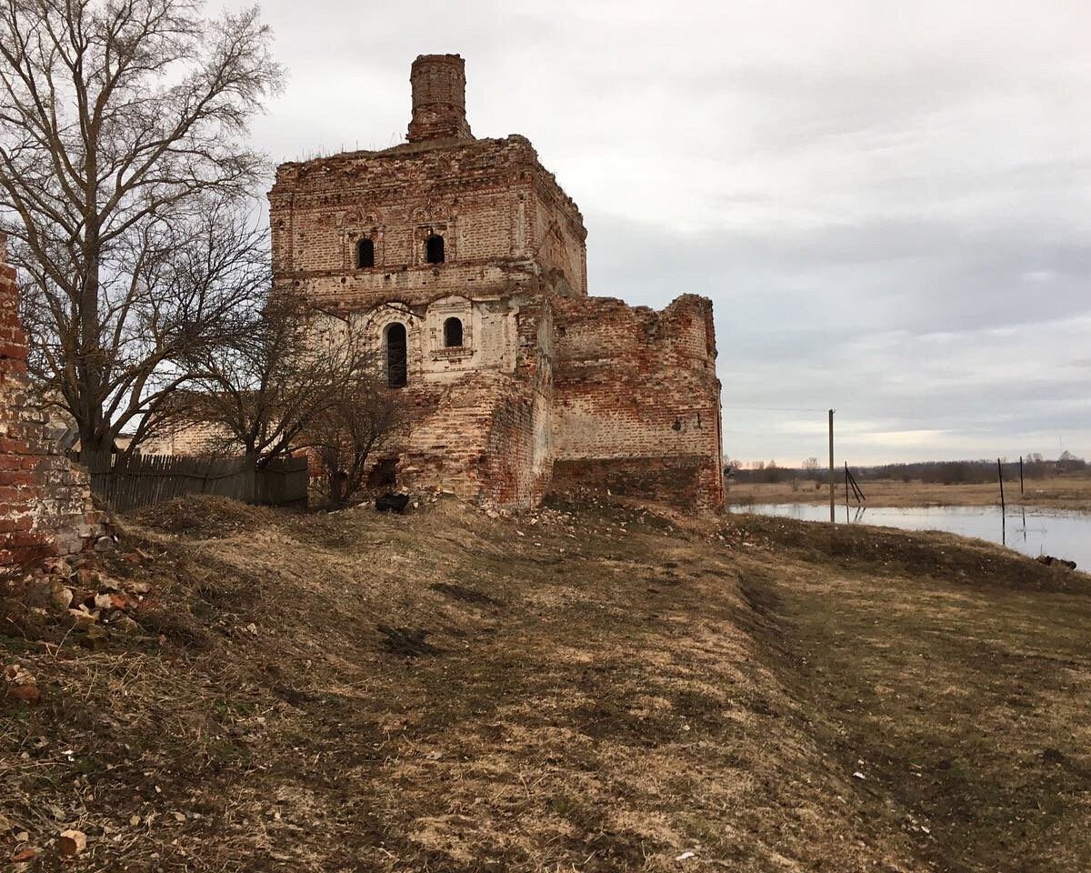 Холм тверская обл. Антониев монастырь красный холм. Краснохолмский Николаевский Антониев монастырь. Краснохолмский Антониев монастырь красный холм. Красный холм Тверская область монастырь.