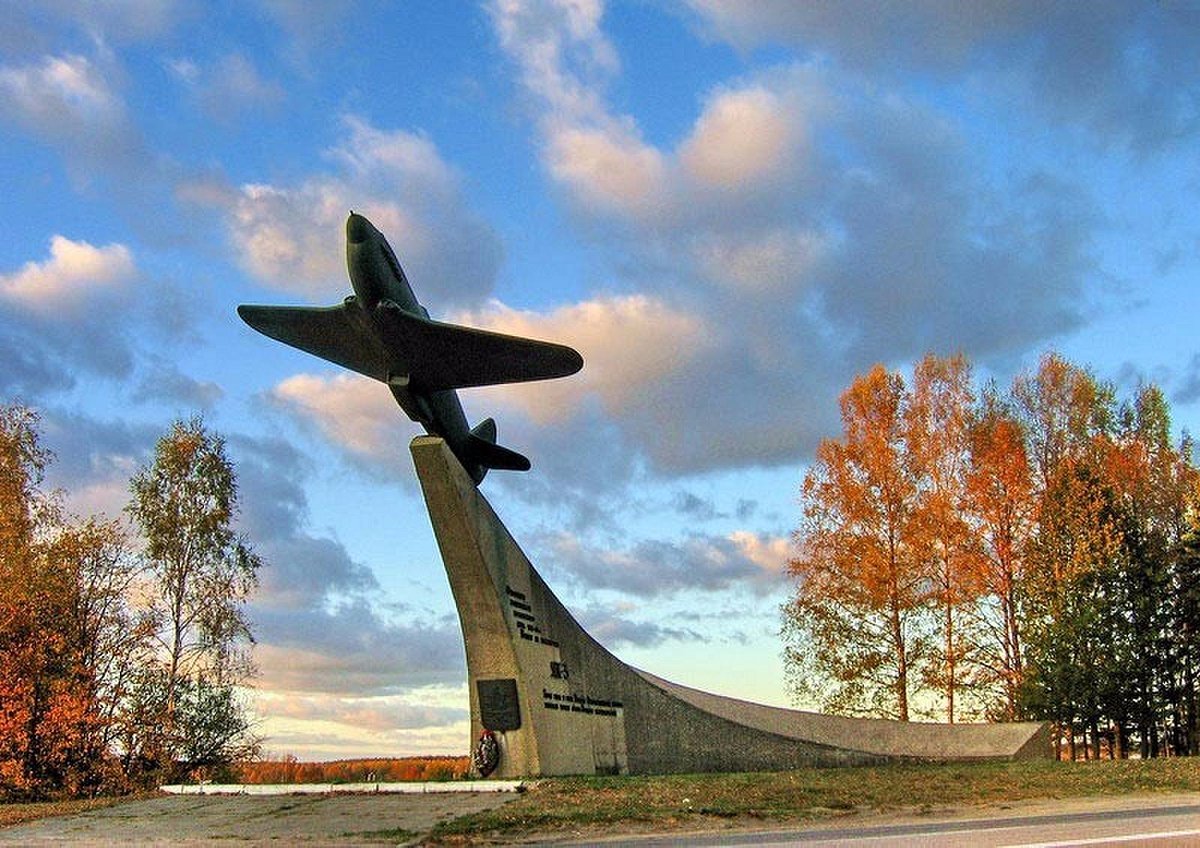 Самолет-памятник 