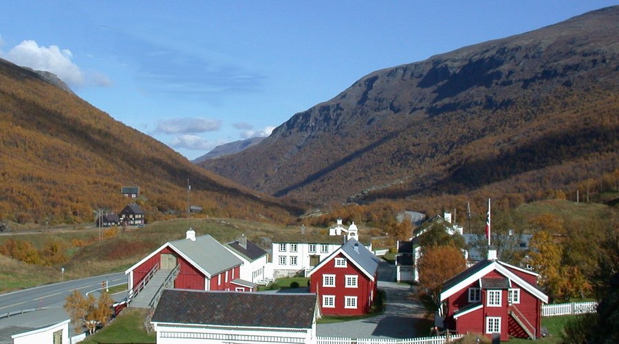 Kongsvold Fjeldstue (hotel) and the railwaystation in the background