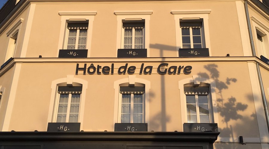 maintenant  rénové, nouveau nom hôtel de la gare
