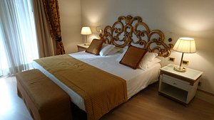 Park Hotel Junior in Quarto D'Altino, image may contain: Table Lamp, Lamp, Bed, Furniture