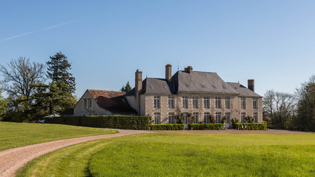 CHATEAU DE SARCEAUX - Updated 2022 (France/Valframbert)