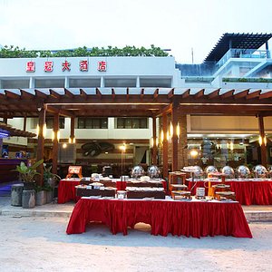 Buffet Dinner (beachfront) *Seafood Buffet Dinner is available for Peak Season only.