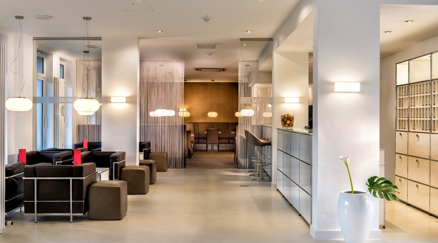 Rezeption und Lobby mit Barbereich und Blick ins Frühstücksrestaurant
