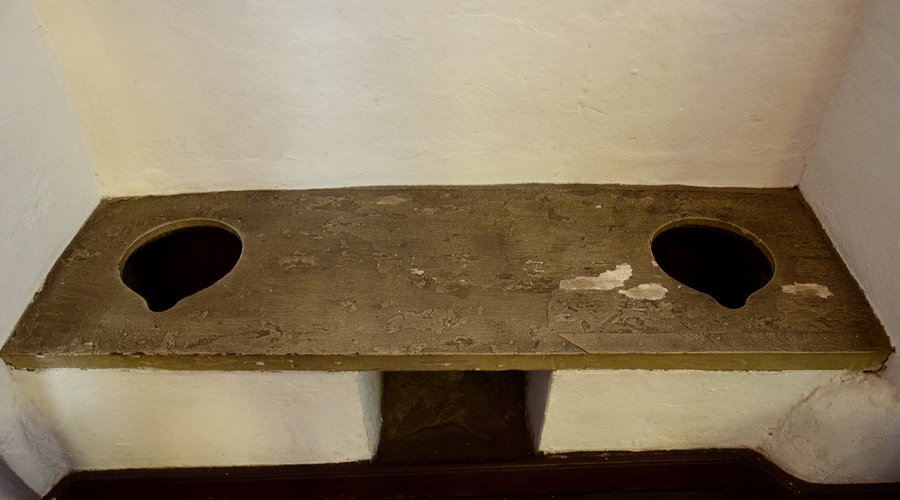 Latrinas do sistema sanitário original da construção da Casa dos Contos.