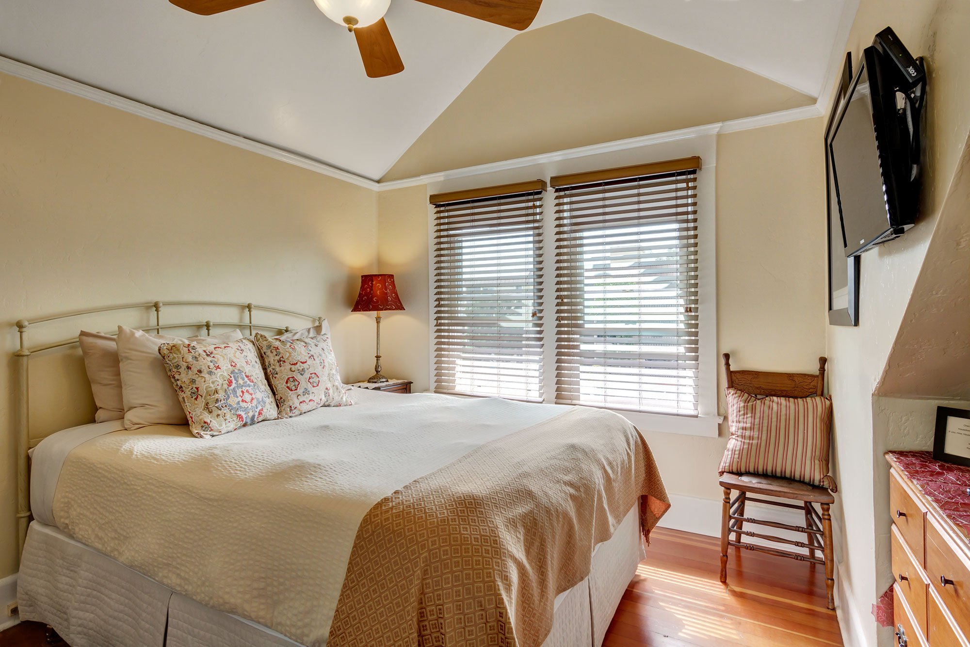Hotel photo 1 of Hillcrest House Bed & Breakfast.