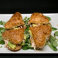 Hojalde con cangrejo, salsa rosa, aguacate y gambas
