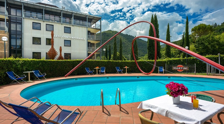 Piscina Esterna nel Parco delle Sculture - Outdoor Swimming Pool in the Sculptures' Park