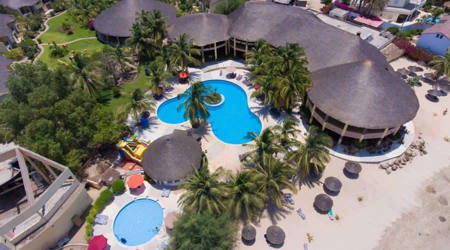 Vue des piscines , lage et nbar restaurant du Royal Saly