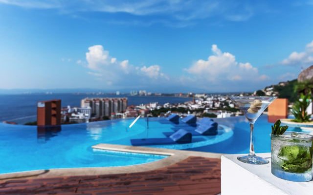 Rooftop Pool & Sky Bar