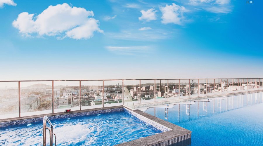 Warm water infinity pool