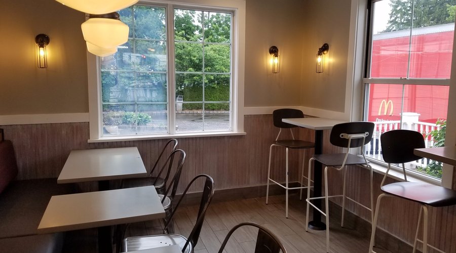 Wow, even high tables for those whoe like to sit much higher than others looking into the back y