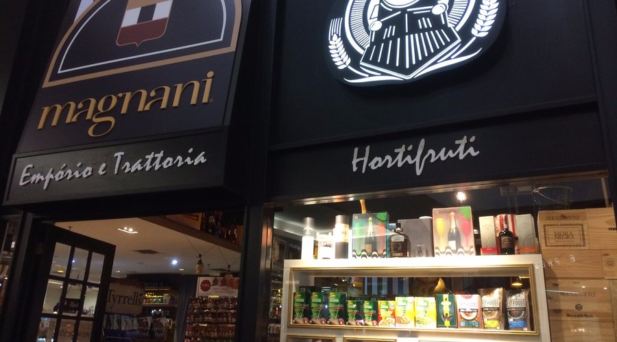 dentro do shopping Neugmarkt, , na 7 de setembro. Ideal para um happy hour , com uma infinita ca