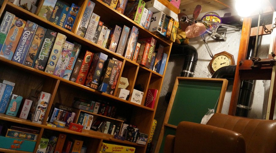 Photo d'archives - La bibliothèque d'accès libre en juin 2017...ça déborde jusque sur les tables !