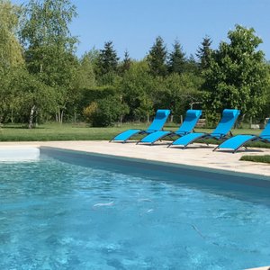Piscine ouverte de mai à septembre, sous réserve d'intempéries, de 8h30 à 10h00 et de 15h30 à 20