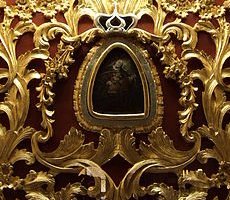 Es la Virgen, Nuestra Señora del Rosario aparecida en una piedra.