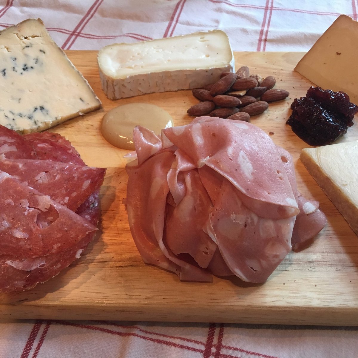Stanzeski's Wine, Cheese & Charcuterie Alles was Sie