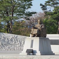 Yi Si-yeong statue
