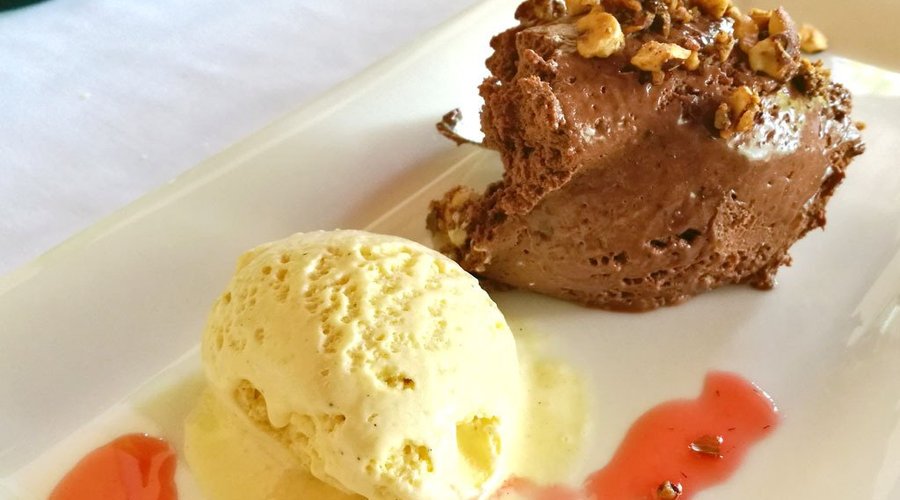 Mousse di cioccolato e noci con gelato alla vaniglia