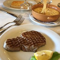 Pranzo a base di formaggio alla piastra, filetto ai ferri e polenta Taragna