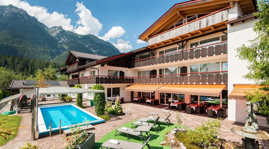 Der Liegebereich, die Terrasse und unser Außenpool