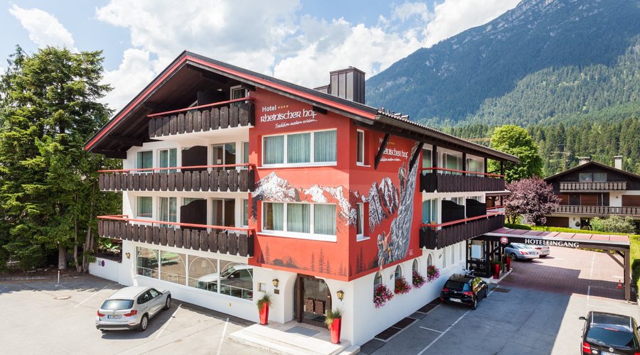 Unser Haupthaus mit Parkplatz