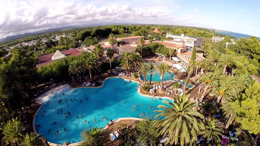 Vista a drón de piscinas, pizzería, cine, supermercado, etc